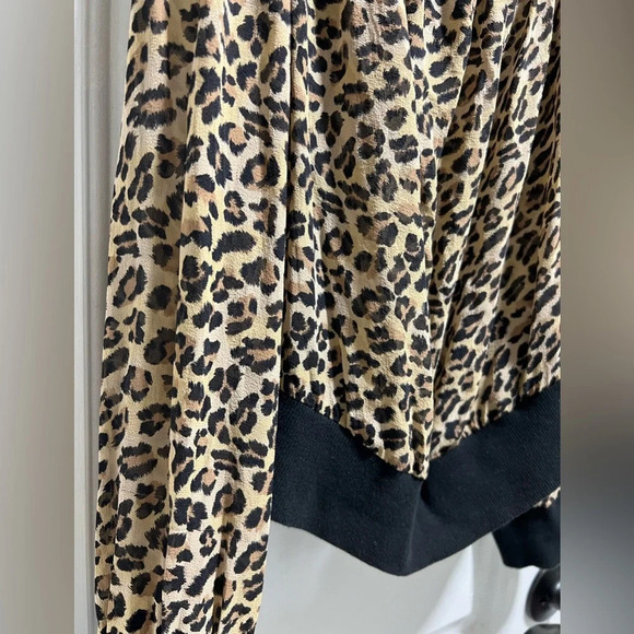 Leopard print Off-the-shoulder Blouse Size Small - Picture 3 of 7